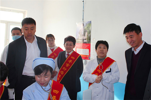 3學校邀請的中心醫院醫療小分隊免費為村民檢查_副本.jpg